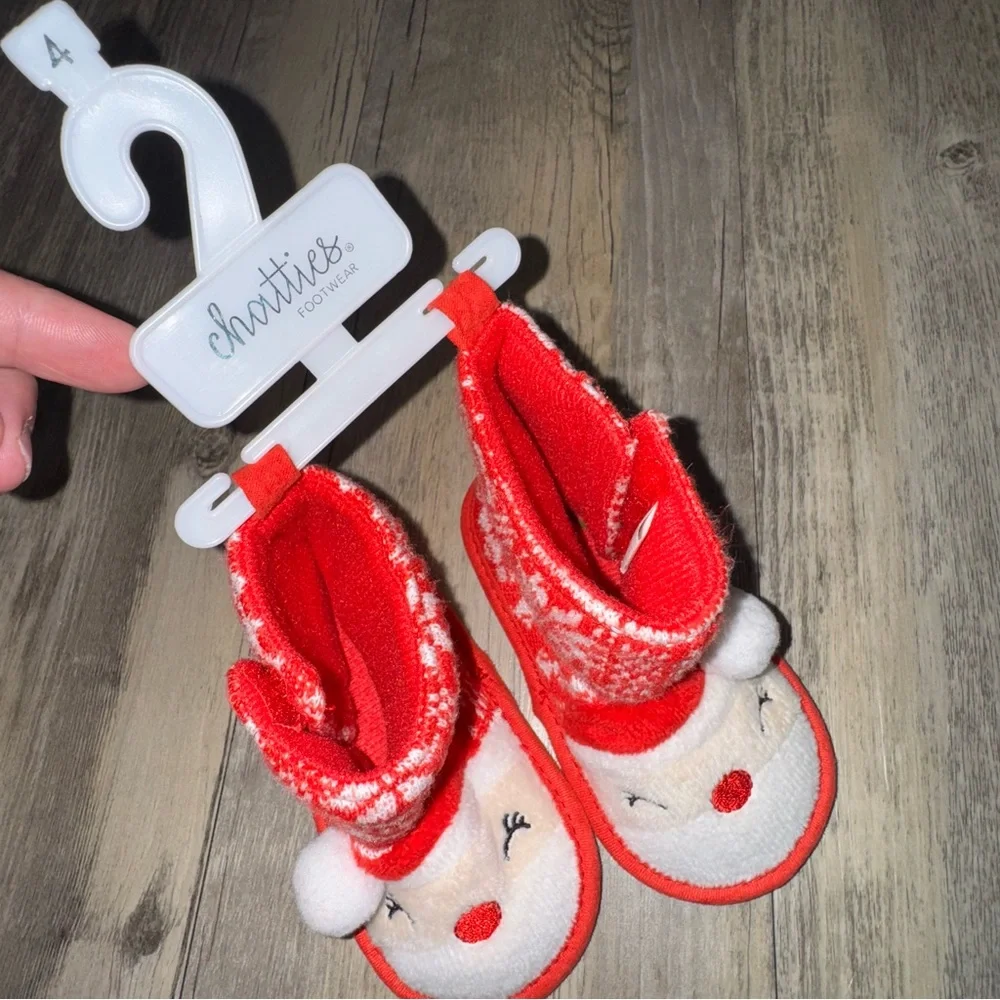 ☀️6/$20☀️ Chatties Red and White Festive Slippers